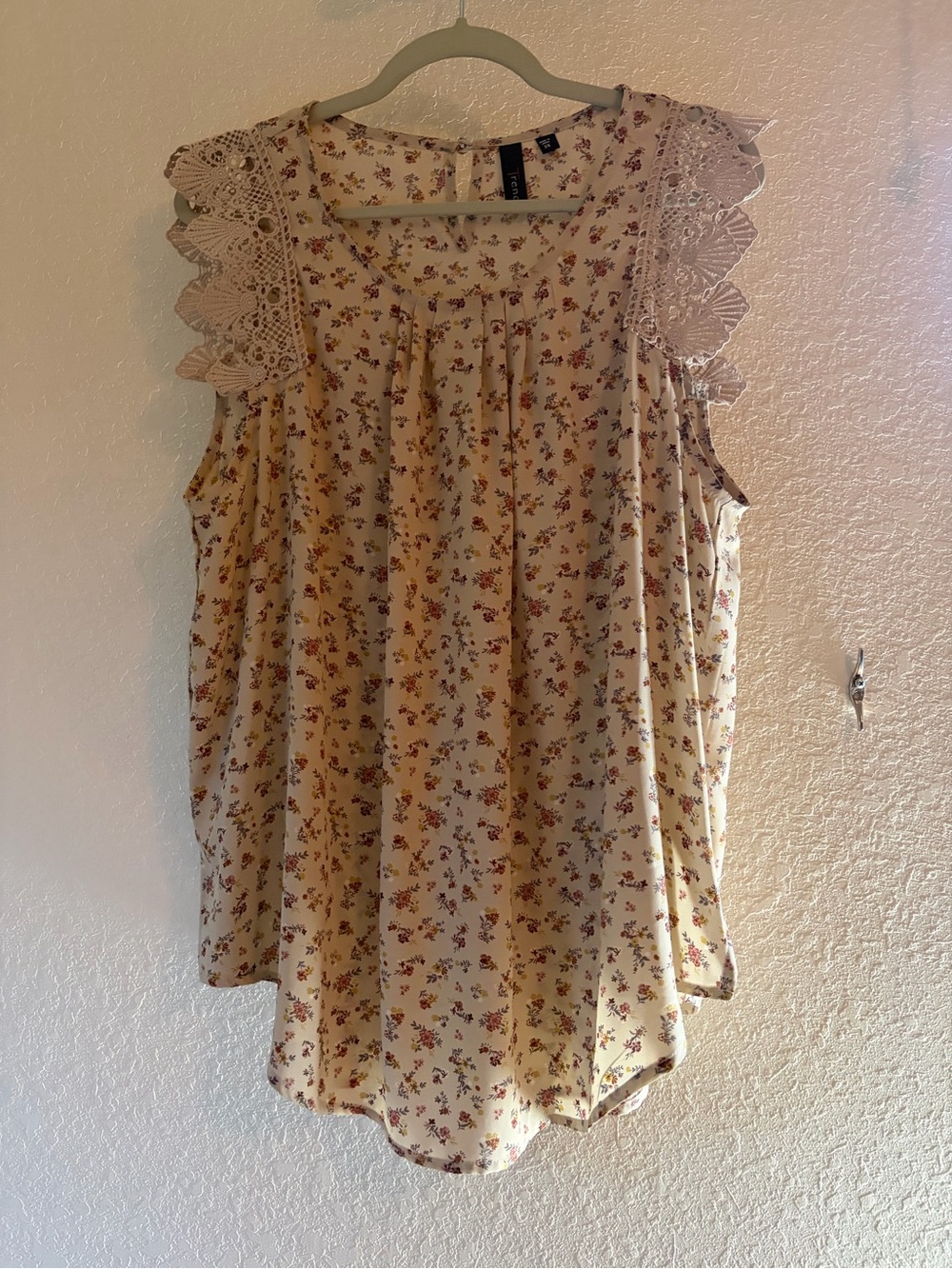 High-Low Floral Lace Sleeve Blouse